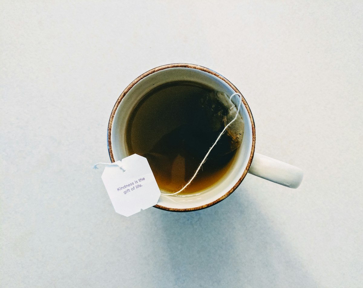 温かいお茶の入ったマグカップ